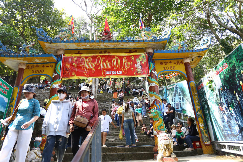 Người dân đi lễ chùa Núi Chứa Chan. Ảnh: Hoàng Anh