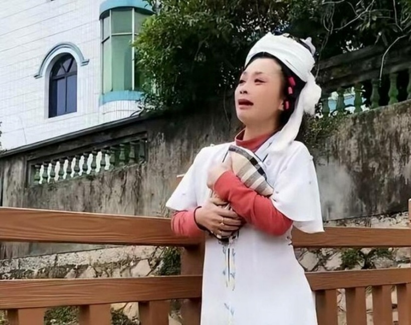 Lý Mỹ Trân khi tham gia khóc thuê trong một đám tang năm 2022. Ảnh: 163.com