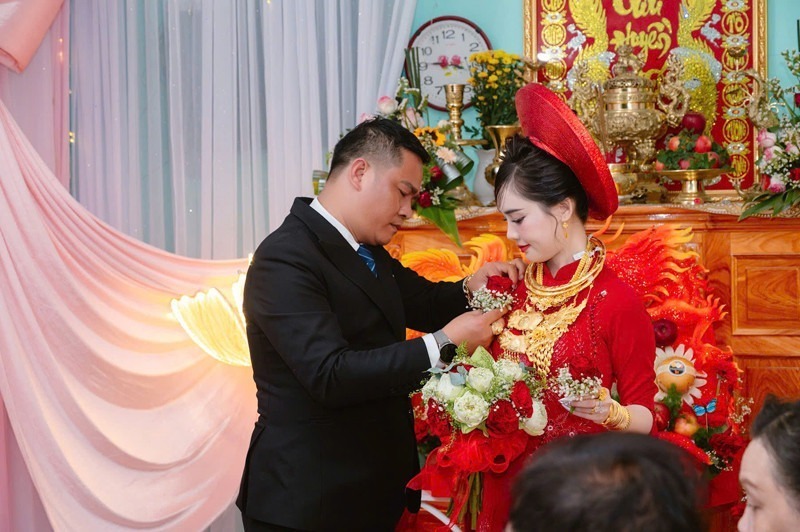 Những cô dâu "số hưởng": Cô dâu An Giang "hot rần rần" vì đeo hơn 20 cây vàng trong ngày cưới - 2