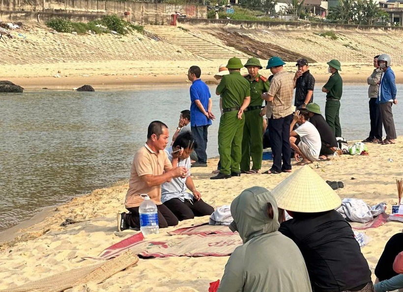 Lực lượng chức năng đã tìm thấy thi thể 2 học sinh mất tích khi tắm sông Dinh ở Quảng Bình. Ảnh: Thanh niên