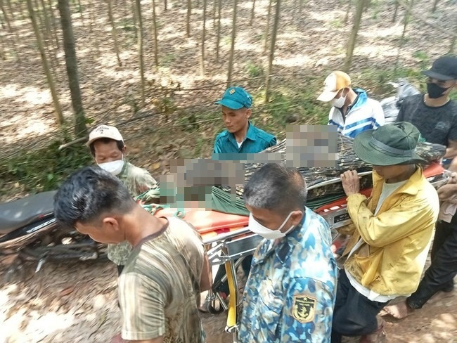 Người dân đưa nạn nhân về quê an tang. (Ảnh: NLĐ)