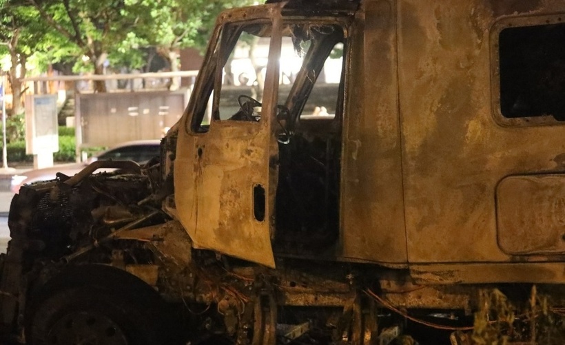 Phần đầu kéo bị thiêu rụi. (Ảnh: VNE)