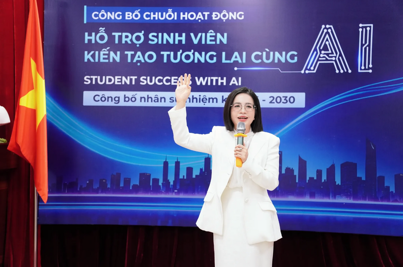 Chuyên gia Hồng Gấm – CEO Học viện Marketing PMT giới thiệu về ứng dụng AI dành cho sinh viên tại sự kiện