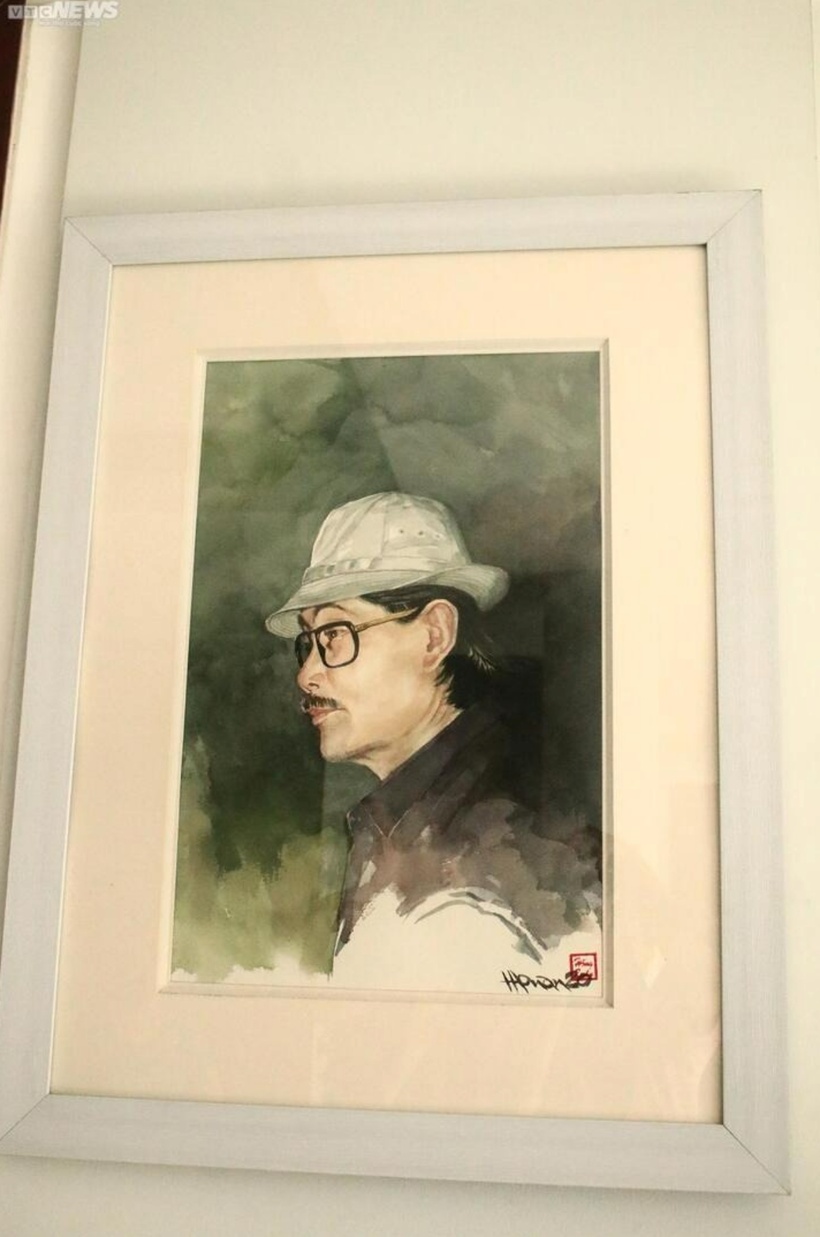 Món quà mà con trai bà là họa sĩ Hồng Quân dành tặng người cha đã khuất được trưng bày ở một góc trang trọng giữa căn phòng.
