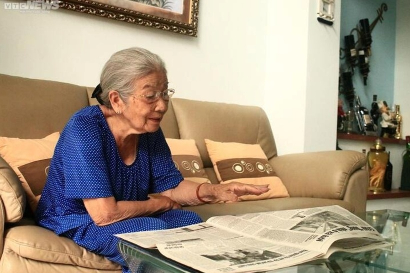 Phòng khách rộng rãi, được bài trí gọn gàng, đơn giản. Mỗi buổi sáng, NSƯT Phi Điểu luôn dành thời gian ngồi đọc báo tại đây. Thói quen này đã được bà duy trì suốt mấy chục năm.