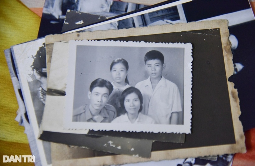 Trong nhà, bằng khen và huy chương thời trẻ của bà nhiều vô kể. Những chiếc ảnh trắng đen mấy chục năm trước cũng được bà giữ gìn cẩn thận.