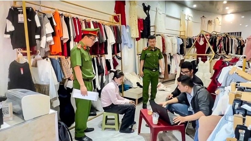 Công an làm việc với Phạm Thị Liêu. Ảnh: Thanh Niên