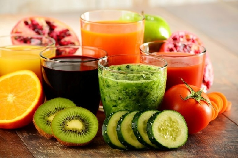 Uống nước ép rau, củ tươi vào buổi sáng có thể giúp gan, thận tăng cường thải độc ngay từ đầu ngày.
