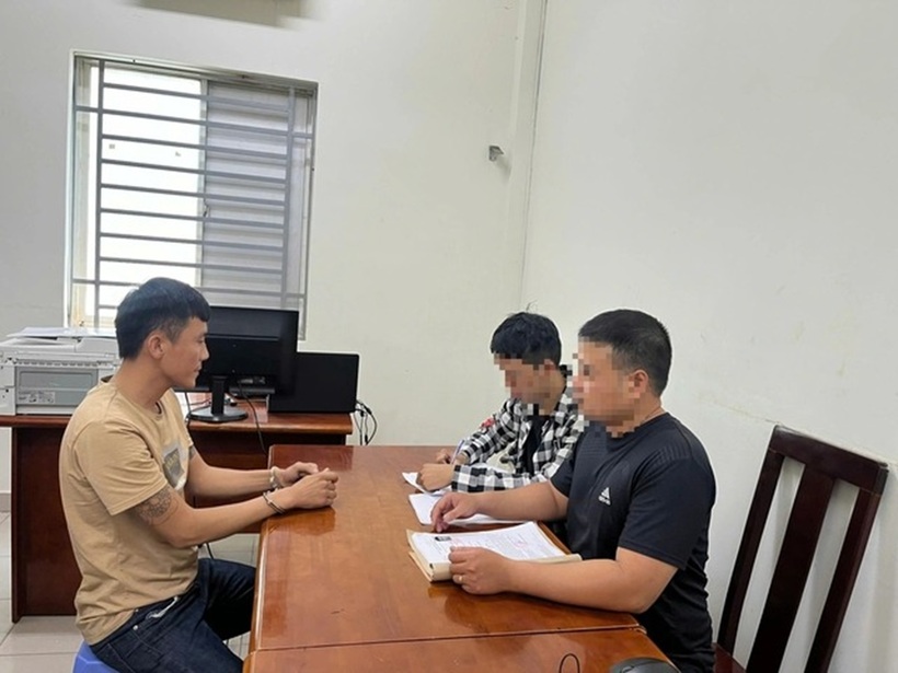 Huỳnh Duy Chiến (bên trái) đã bị bắt giữ. Ảnh: Thanh Niên