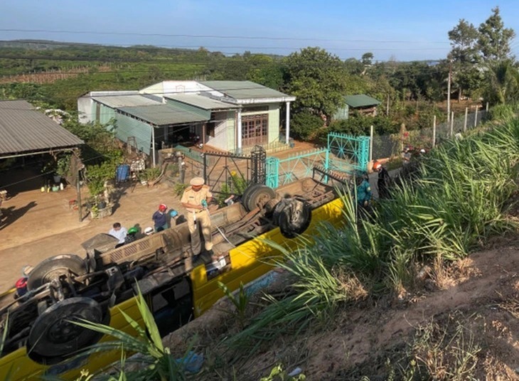 Tuổi trẻ dẫn thông tin ban đầu từ UBND xã Bình Giáo (huyện Chư Prông), vụ lật xe chở học sinh xảy ra vào lúc 6h30 sáng 22/4 tại Km200+700 trên Quốc lộ 19B thuộc thôn Thanh Bình.