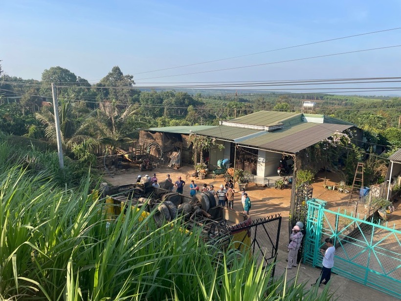 Khi đến địa điểm trên, chiếc xe bất ngờ leo lên lề rồi rơi xuống nhà một hộ dân bên đường với độ sâu khoảng 5 m so với mặt đường quốc lộ 19.