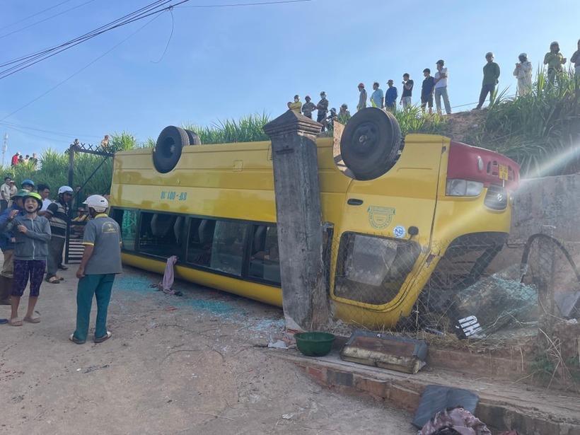 Khi đụng đến trụ cổng của nhà dân, chiếc xe dừng lại trong tình trạng bị lật ngửa.