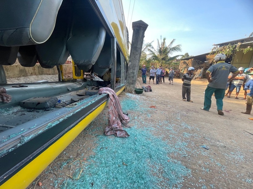 Chiếc xe bị lật, kính vỡ vụn. (Ảnh: Báo Gia Lai)