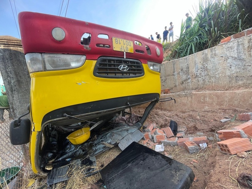 Theo báo Gia Lai, vụ lật xe khiến 3 người bị thương ở vùng đầu, 2 người bị thương ở tay và 1 số người khác bị xây xát do va vào các mảnh kính vỡ của xe ô tô. Trong số những người bị thương có tài xế D., còn lại tất cả là các em học sinh.