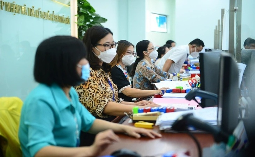 Công chức TP.Thủ Đức (TP.HCM) giải quyết thủ tục hành chính cho người dân. (Ảnh: Tuổi trẻ)