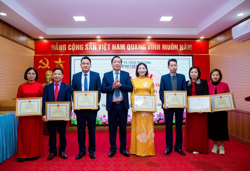 BS.CKII Lê Anh Hải – Giám đốc Bệnh viện Phổi tỉnh Phú Thọ trao bằng khen, giấy khen cho các tập thể, cá nhân đạt nhiều thành tích trong