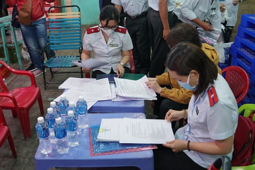 Cơ quan chức năng ở TP.HCM kiểm tra an toàn thực phẩm trên địa bàn. Ảnh: Dân trí
