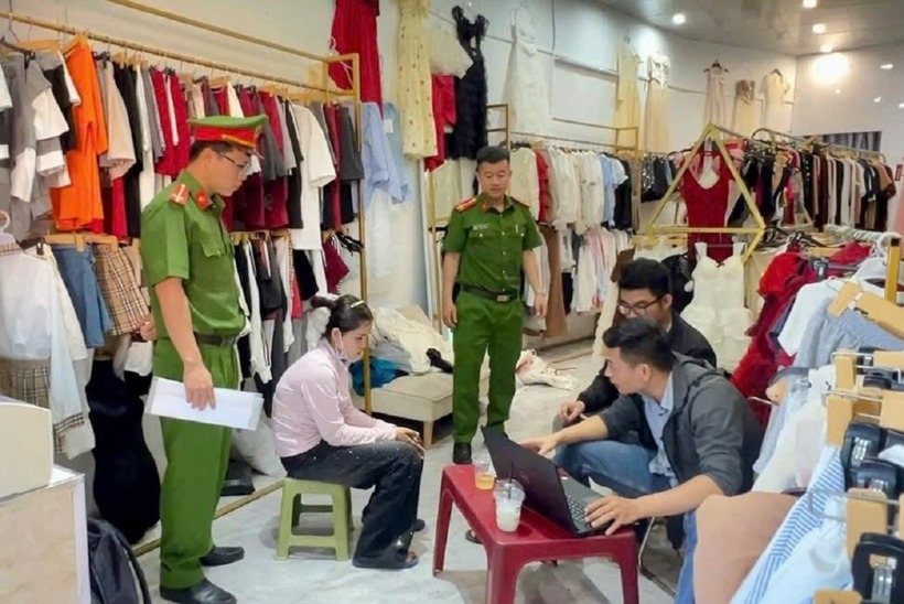 Phạm Thị Liêu (áo hồng) lúc bị bắt. (Ảnh: Công an Quảng Ngãi)