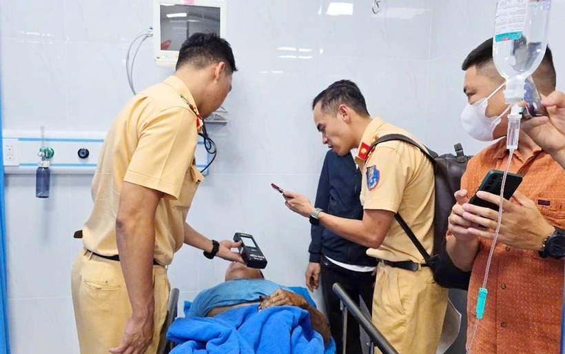 Lực lượng CSGT đo nồng độ cồn đối với lái xe đưa đón học sinh. (Ảnh: PLO)