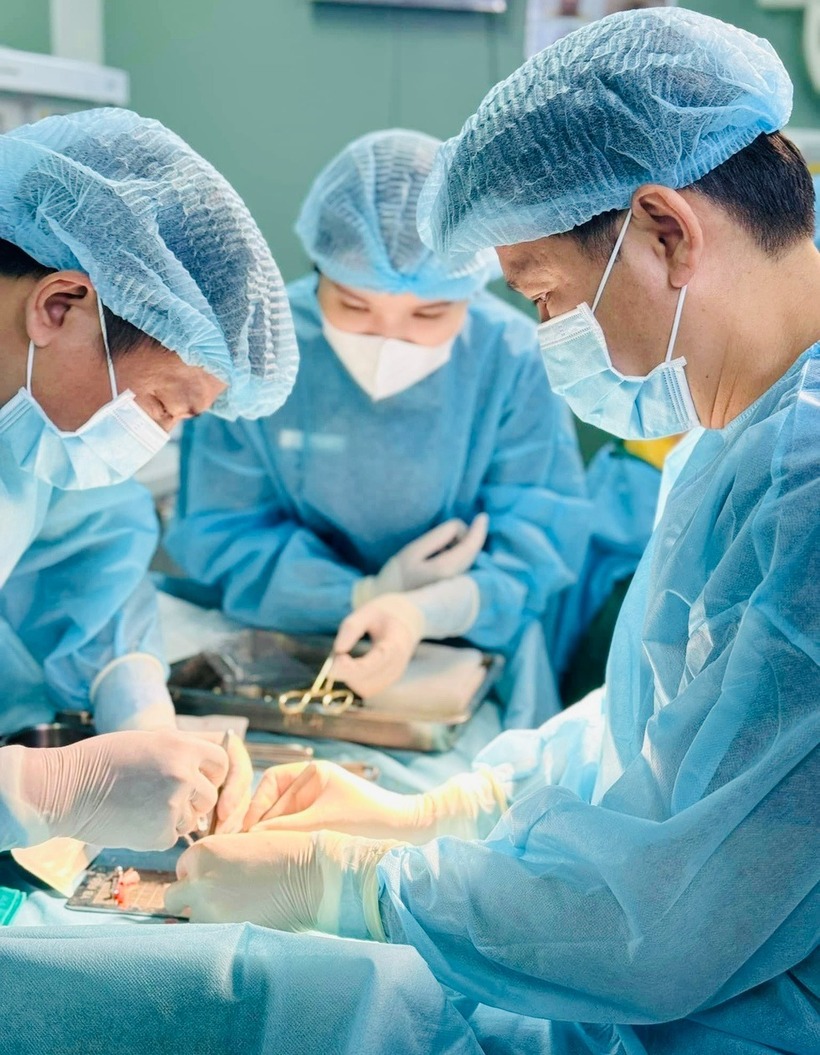 Các bác sĩ phẫu thuật tạo hình mũi cho bệnh nhân. Ảnh: Thanh Niên.