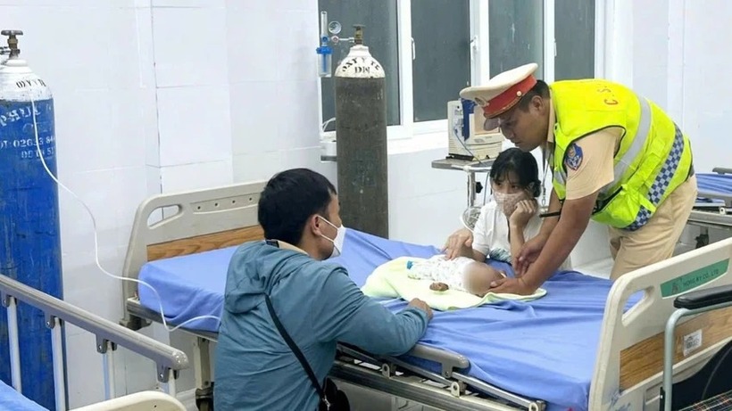 CSGT vừa hỗ trợ cháu bé đến bệnh viện kịp thời. (Ảnh: PLO)