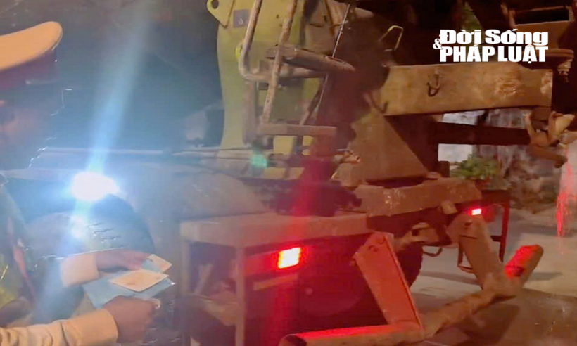 Cảnh sát phát hiện nước thải trên xe chảy nhiều xuống đường.