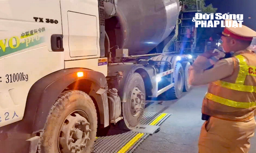 CSGT kiểm soát tải trọng chiếc xe bồn chở bê tông trên đường 414.