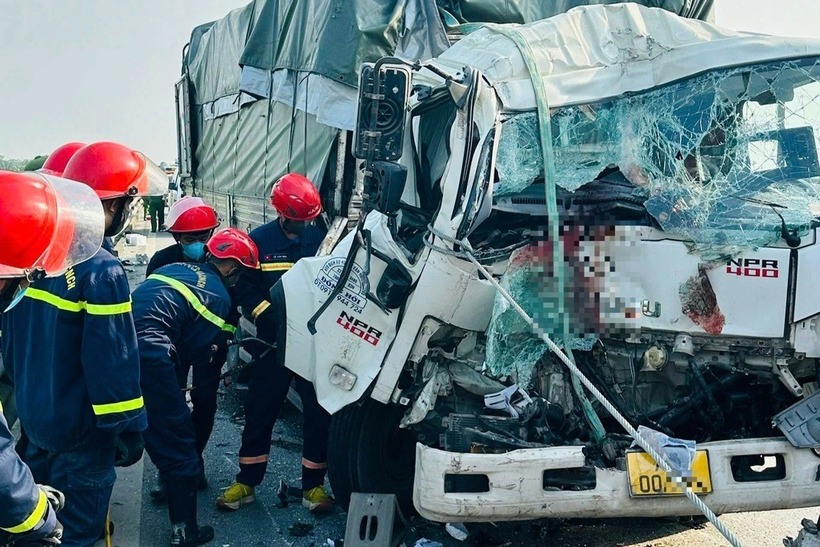 Hai nạn nhân kẹt trong cabin, tử vong thương tâm. (Ảnh: Dân trí)