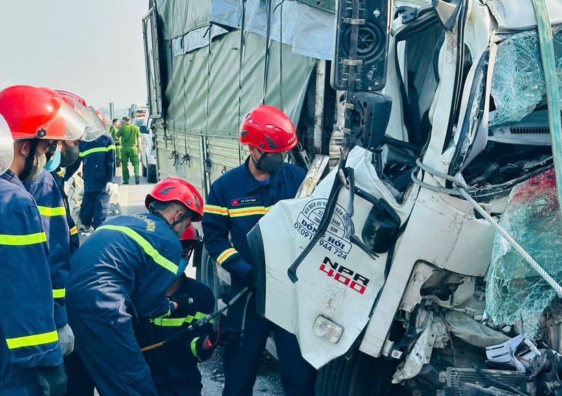 Lực lượng chức năng phải dùng máy cắt đưa nạn nhân mắc kẹt ra ngoài. (Ảnh: VietnamNet)