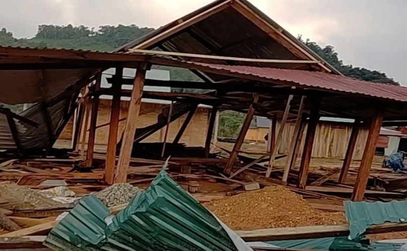 Mưa đá, gió giật làm sập, hư hỏng 16 ngôi nhà của người dân ở xã biên giới Quảng Nam. (Ảnh: Tiền phong)