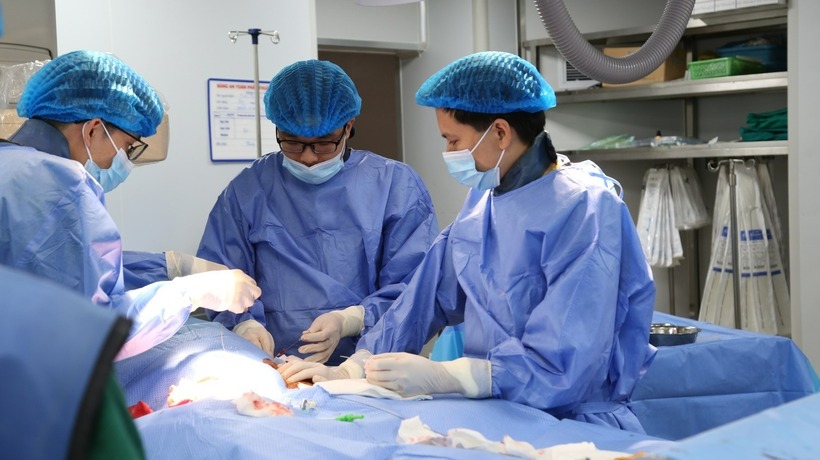 Các bác sĩ thực hiện can thiệp tái thông dòng chảy cho người bệnh. Ảnh: BVCC