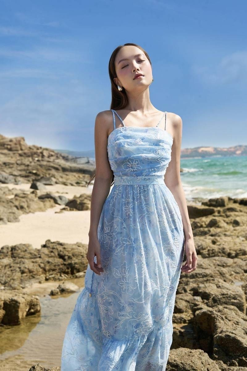 Đầm maxi hoạ tiết là sự lựa chọn lý tưởng khi đi biển hoặc trong các buổi dạo phố mùa hè, tạo nên phong cách năng động và tự nhiên. Ảnh minh hoạ.