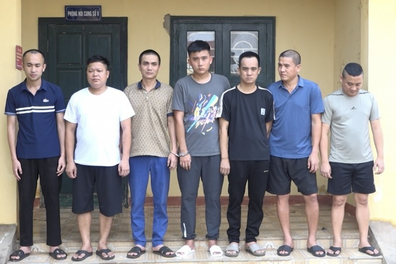 Các đối tượng bị khởi tố, bắt tạm giam liên quan đến hành vi tổ chức đánh bạc và đánh bạc. (Ảnh: VOV)