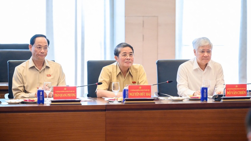 Chủ tịch Ủy ban Trung ương Mặt trận Tổ quốc Việt Nam Đỗ Văn Chiến cùng các các đồng chí Ủy viên Trung ương Đảng, Phó Chủ tịch Quốc hội Trần Quang Phương, Nguyễn Đức Hải dự Hội nghị - Ảnh; VGP/Nhật Bắc