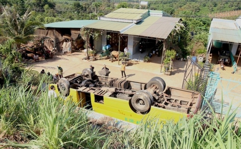 Chiếc xe chở học sinh bị lật xuống ven đường, độ sâu khoảng 5 mét. Ảnh: Người Lao Động