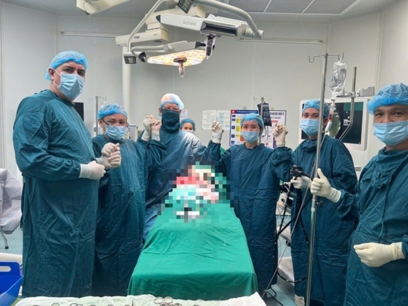 Các bác sĩ tiến hành phẫu thuật cho người bệnh. Ảnh: Sức Khỏe & Đời Sống