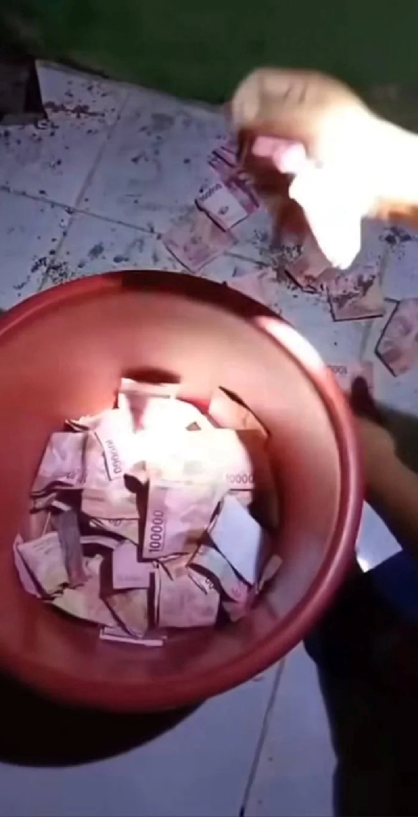 Số tiền nhiều đến mức anh phải dùng xô để đựng. Ảnh: Saostar.