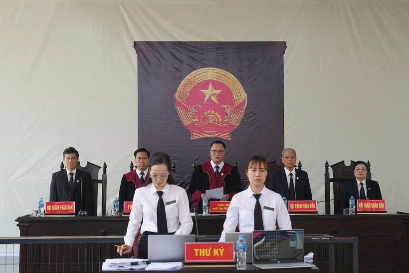 Hội đồng xét xử phiên tòa sơ thẩm tuyên án 11 bị cáo trong vụ án “Lừa đảo chiếm đoạt tài sản”, liên quan đến những sai phạm khi thực hiện Dự án đầu tư xây dựng Khu dân cư đường Thắng Lợi kéo dài, TP.Sông Công, tỉnh Thái Nguyên