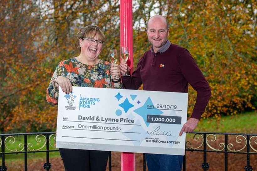 Cặp vợ chồng Lynne và David ăn mừng sau khi trúng số. Ảnh: TheDaily Telegraph