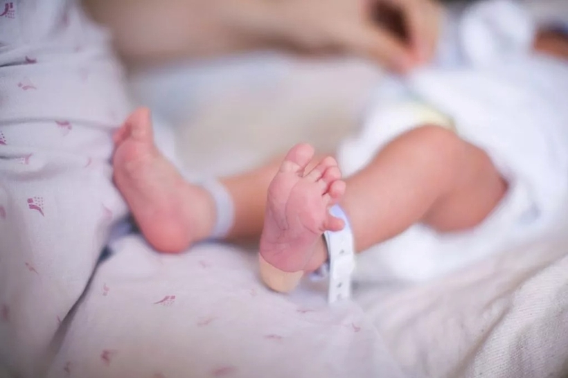 Bé gái sơ sinh tử vong sau khi bị bố mẹ xoa cồn vào nướu răng hầu như mỗi ngày để thôi quấy khóc. Ảnh minh họa: The Mirror