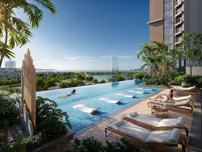 Bể bơi vô cực SkyM có chiều dài hơn 50m – tương đương tiêu chuẩn chuyên nghiệp, ôm trọn tầm nhìn ra kỳ quan vịnh biển.