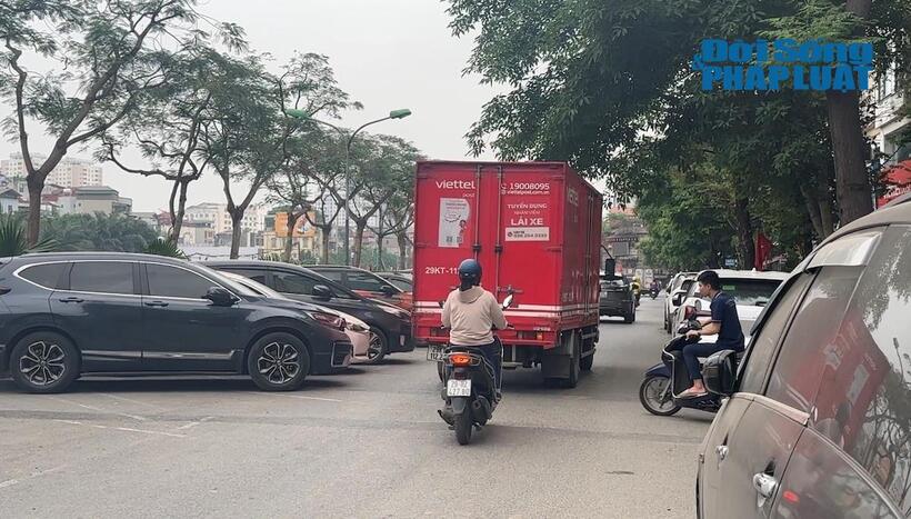 Theo quan sát, trên đường Nguyễn Ngọc Vũ hướng từ đường Lê Văn Lương đi cầu Cống Mọc, tình trạng người dân dừng đỗ phương tiện ven đường cùng với việc sử dụng lòng đưởng để làm bãi trông giữ xe khiến diện tích sử dụng cho người tham gia giao thông bị thu hẹp