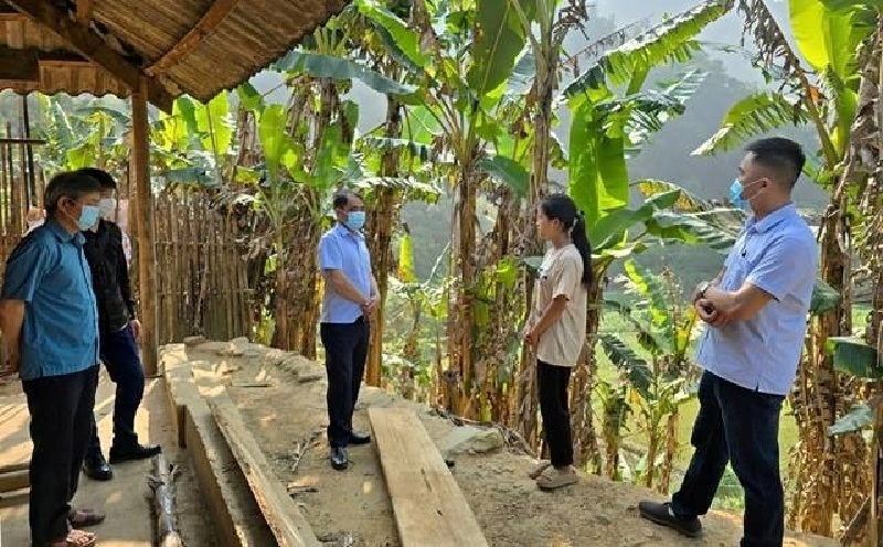 Đoàn công tác thăm hỏi gia đình bệnh nhi. Ảnh: Sở Y tế tỉnh Cao Bằng.
