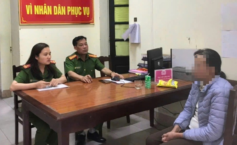 Chị L. tại cơ quan công an. Ảnh: Báo Dân trí.