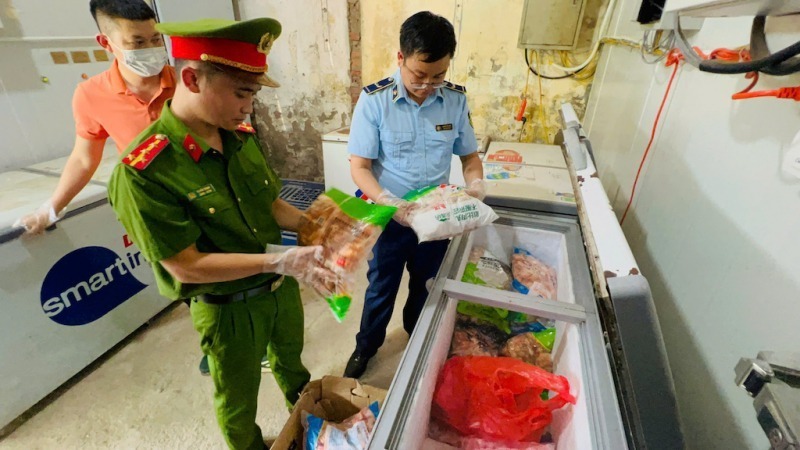 Lực lượng chức năng tiến hành kiểm tra đột xuất một kho lạnh nằm sâu trong ngõ 328 đường Tây Mỗ. Ảnh: Báo Công an Nhân dân.