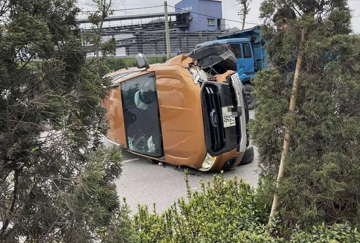 Chiếc xe bán tải bị lật nghiêng ra phần đường cùng chiều với hướng di chuyển. (Ảnh: Tuổi trẻ)