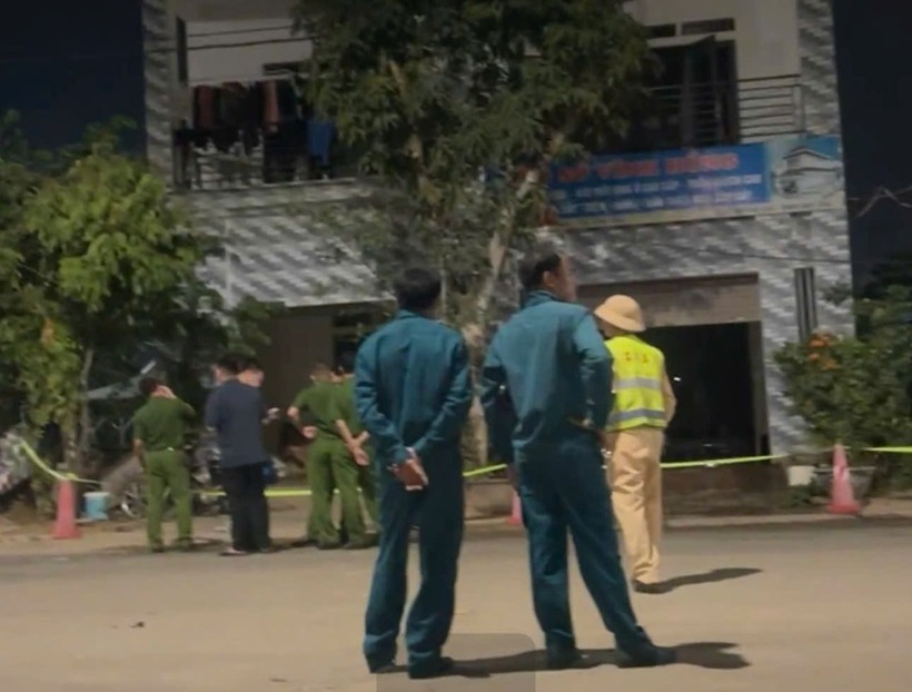 Lực lượng chức năng có mặt tại hiện trường. (Ảnh: Dân Việt)