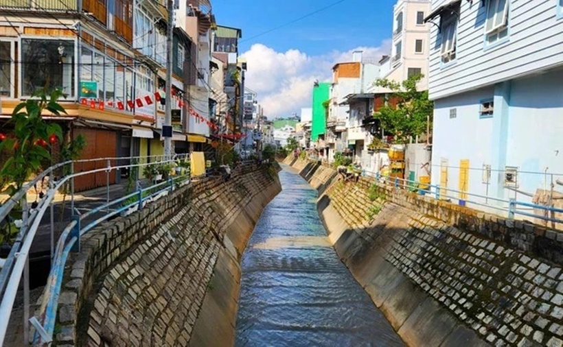 Đoạn suối Tô Ngọc Vân qua phường 6, TP.Đà Lạt. (Ảnh: TTXVN)