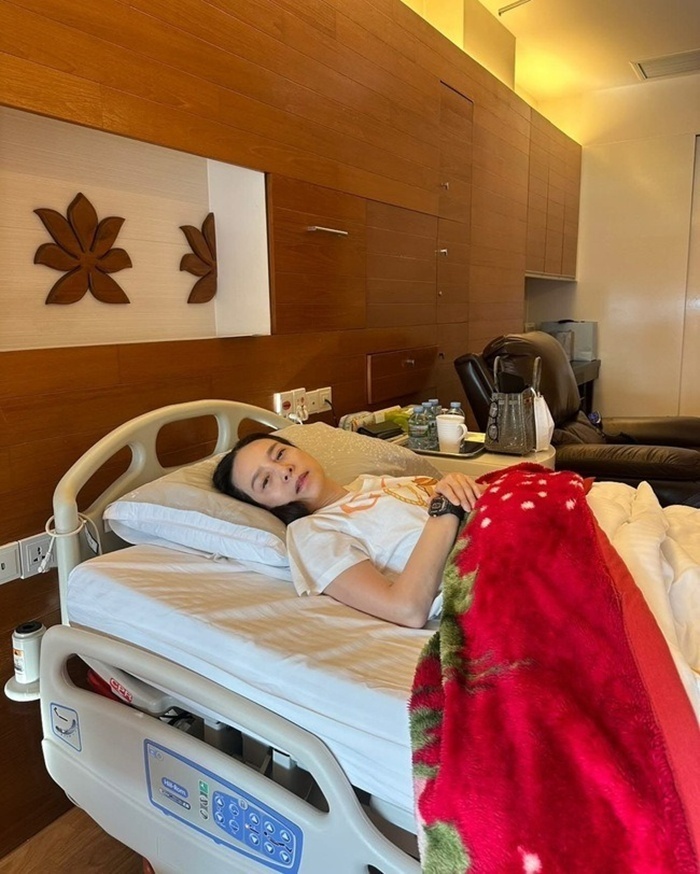 Bà Pang bất ngờ chia sẻ hình ảnh nằm trên giường bệnh với gương mặt mệt mỏi. Ảnh: Báo Người lao động.