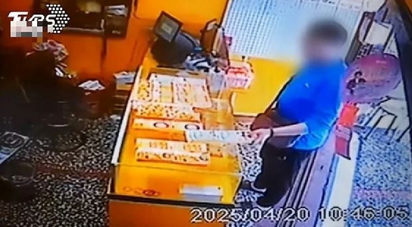 Trương lấy trộm toàn bộ một quyển rưỡi vé số có mệnh giá 200 nhân dân tệ/tấm (hơn 700.000 đồng). Ảnh: Saostar.